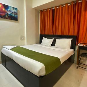 Deluxe Inn - Near Kokilaben Dhirubhai Ambani Hospital